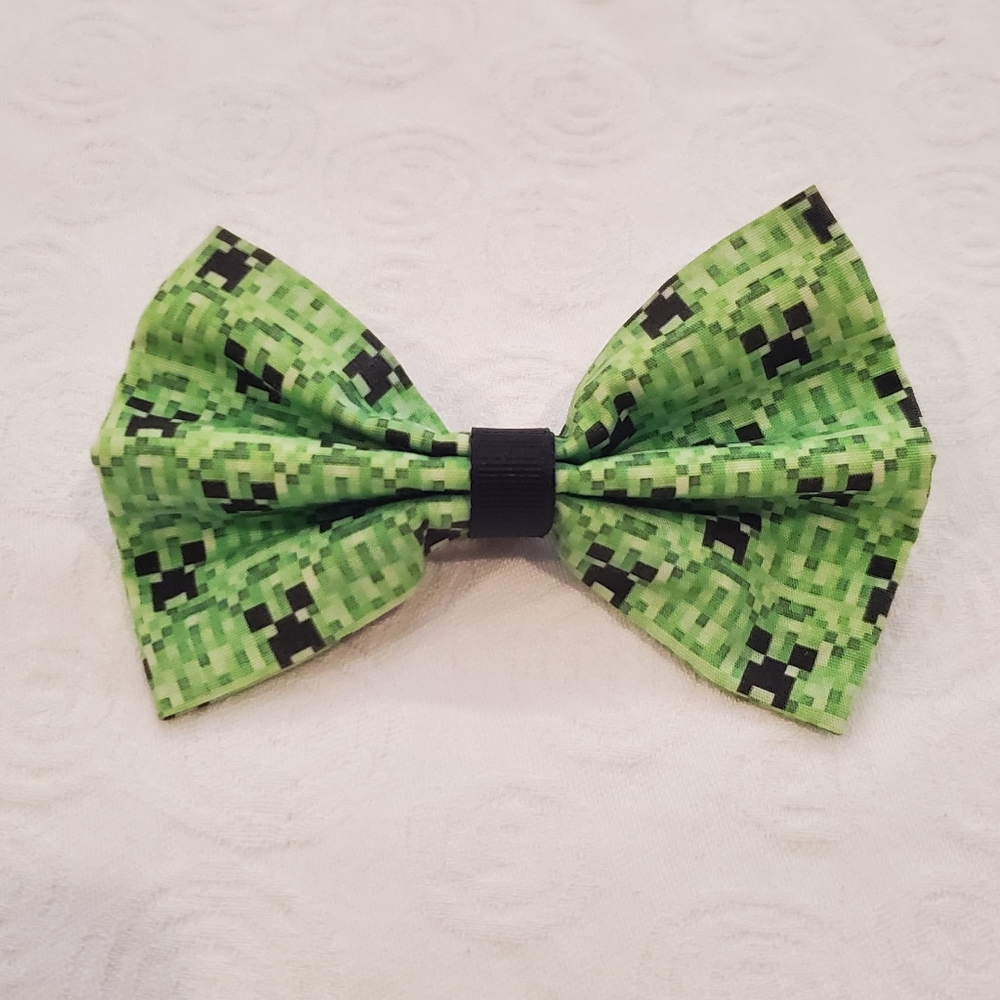 Minecraft Bow Pin, Can be used as a bowtie!